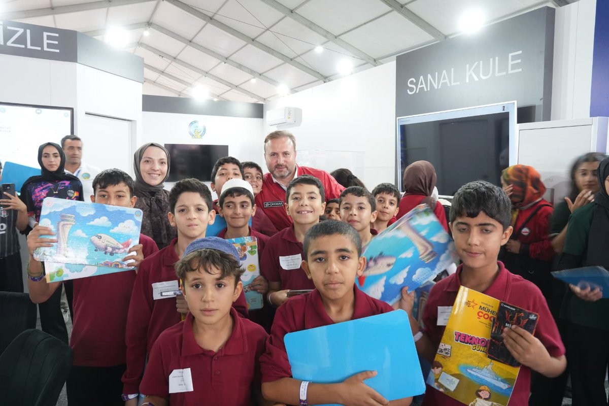 cakmakfatih's tweet photo. 🚀 “Bir çocuk gelsin, bir uçağa dokunsun…”

TEKNOFEST Güneydoğu’da çocuklarımızın teknolojiyle buluşmasına, merak etmelerine, keşfetmelerine ve hayal kurmalarına eşlik ediyoruz.

DHMİ standımızda çocuklarımız; eğlenceli- öğretici etkinliklerle buluşuyor, projelerimizi yakından tanıyor ve havacılığın, teknolojiyle buluştuğu dünyaya kapılarını aralıyor. ✈️🇹🇷

Bugünün çocuklarının merakı, yarının teknolojilerini üreten Türkiye’mize uzanan yolun, en temel başlangıcı olacağı
inancındayız.

#TeknofestGüneydoğu
#TürkiyeHızlanıyor 🇹🇷