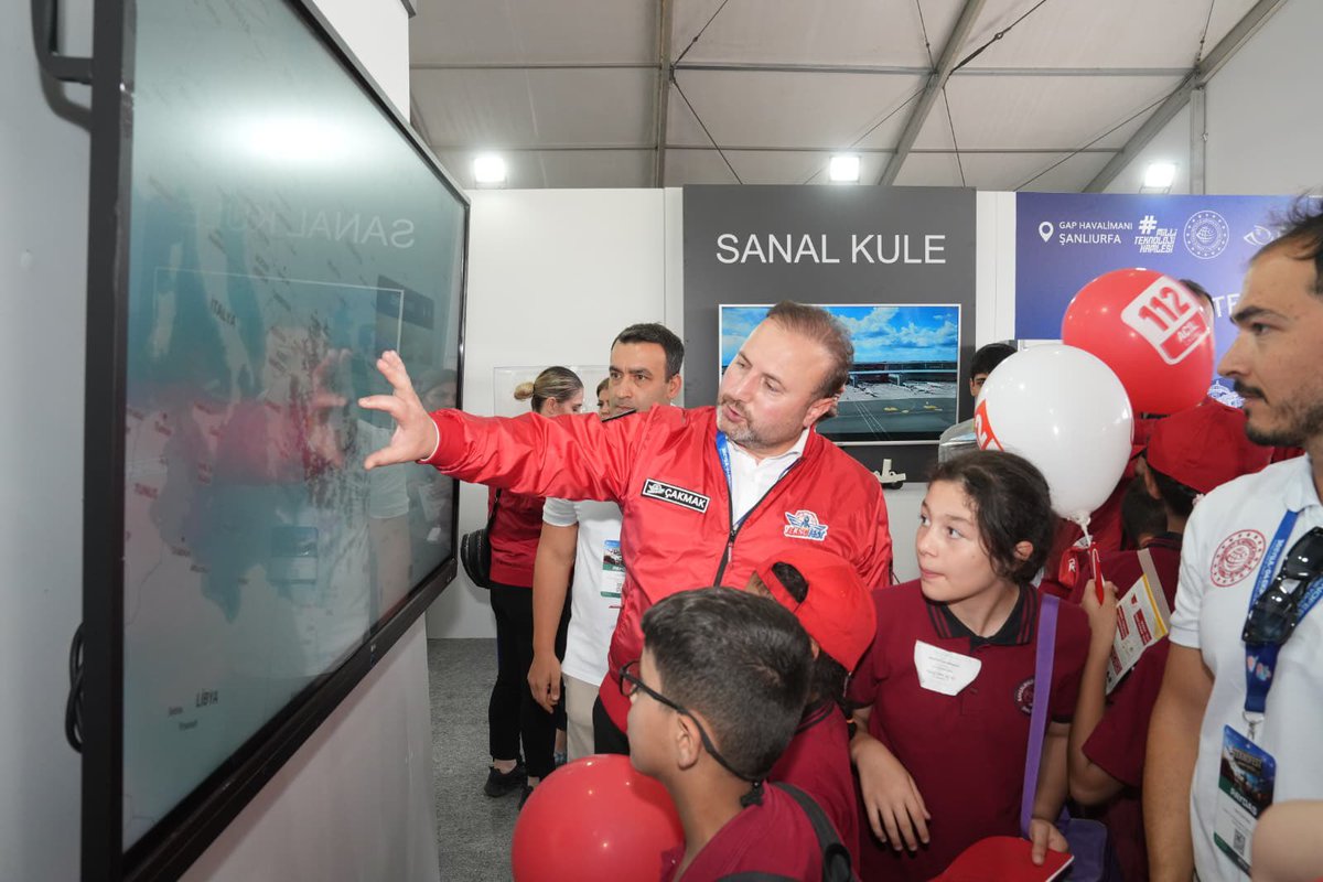 cakmakfatih's tweet photo. 🚀 “Bir çocuk gelsin, bir uçağa dokunsun…”

TEKNOFEST Güneydoğu’da çocuklarımızın teknolojiyle buluşmasına, merak etmelerine, keşfetmelerine ve hayal kurmalarına eşlik ediyoruz.

DHMİ standımızda çocuklarımız; eğlenceli- öğretici etkinliklerle buluşuyor, projelerimizi yakından tanıyor ve havacılığın, teknolojiyle buluştuğu dünyaya kapılarını aralıyor. ✈️🇹🇷

Bugünün çocuklarının merakı, yarının teknolojilerini üreten Türkiye’mize uzanan yolun, en temel başlangıcı olacağı
inancındayız.

#TeknofestGüneydoğu
#TürkiyeHızlanıyor 🇹🇷