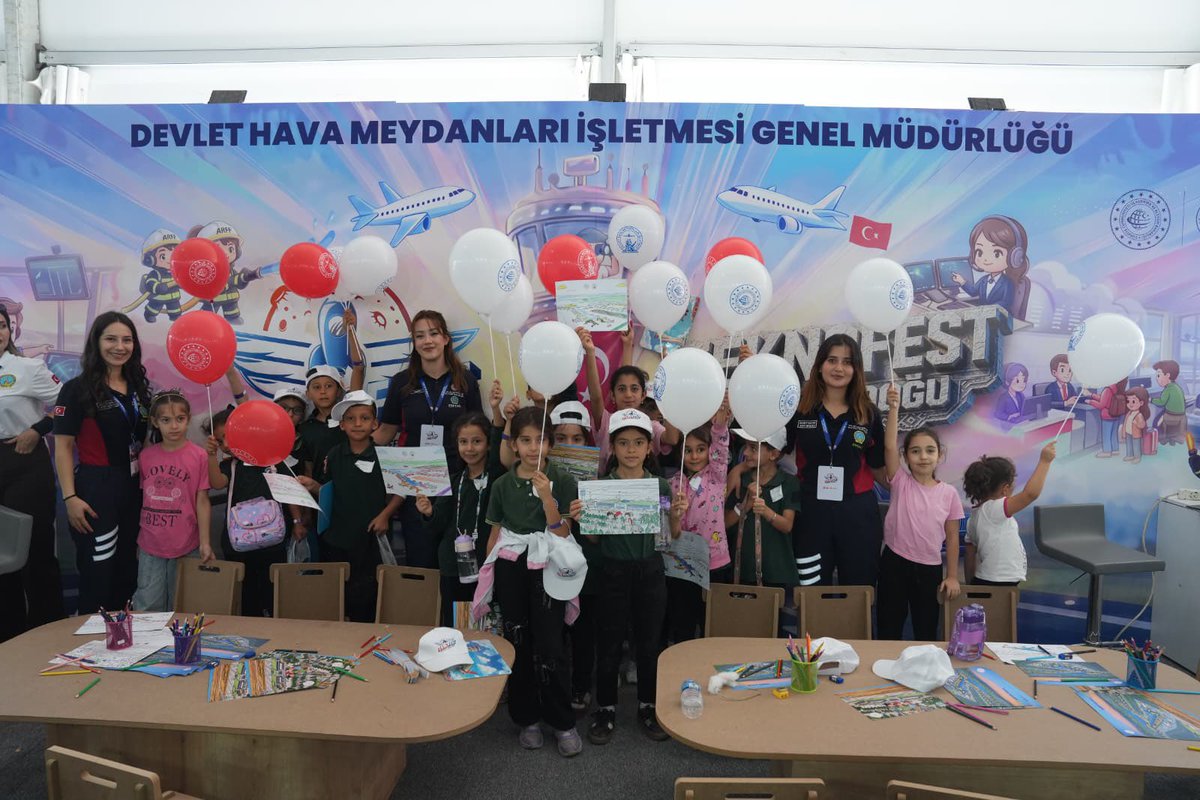 cakmakfatih's tweet photo. 🚀 “Bir çocuk gelsin, bir uçağa dokunsun…”

TEKNOFEST Güneydoğu’da çocuklarımızın teknolojiyle buluşmasına, merak etmelerine, keşfetmelerine ve hayal kurmalarına eşlik ediyoruz.

DHMİ standımızda çocuklarımız; eğlenceli- öğretici etkinliklerle buluşuyor, projelerimizi yakından tanıyor ve havacılığın, teknolojiyle buluştuğu dünyaya kapılarını aralıyor. ✈️🇹🇷

Bugünün çocuklarının merakı, yarının teknolojilerini üreten Türkiye’mize uzanan yolun, en temel başlangıcı olacağı
inancındayız.

#TeknofestGüneydoğu
#TürkiyeHızlanıyor 🇹🇷