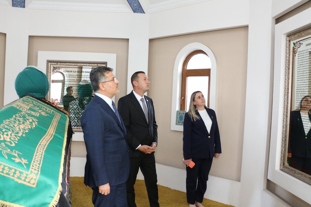 farukaytek's tweet photo. ❝AK Parti; milletimizin gönül dünyasını mayalayan manevi mirasa hürmetle sahip çıkan, vefayı kuşaktan kuşağa taşıyan büyük bir medeniyet hareketidir.❞

İlçe Koordinatörlerimiz Türker Ataç, Adil Orçun Altınsoy, Kuddusi Çelik, Özata Erdoğan ve Osman Çapar, Bor İlçe Başkanımız Melek Yurdağül, Bor Belediye Başkanımız Serkan Baran, İl Genel Meclisi Üyelerimiz Erdal Niğdelioğlu, Süleyman Yalçın ve Nihat Tarım, İlçe Kadın Kolları Başkanımız Gülbahar Polat, İlçe Gençlik Kolları Başkanımız Fevzi Öztürk ve kıymetli teşkilatımızla Ahmet Kuddusi Hazretleri’nin türbesini ziyaret ederek dua ettik.

Rabbim, dualarımızı kabul ve makbul eylesin.

📍Ahmet Kuddusi Hazretleri Türbesi, Bor
