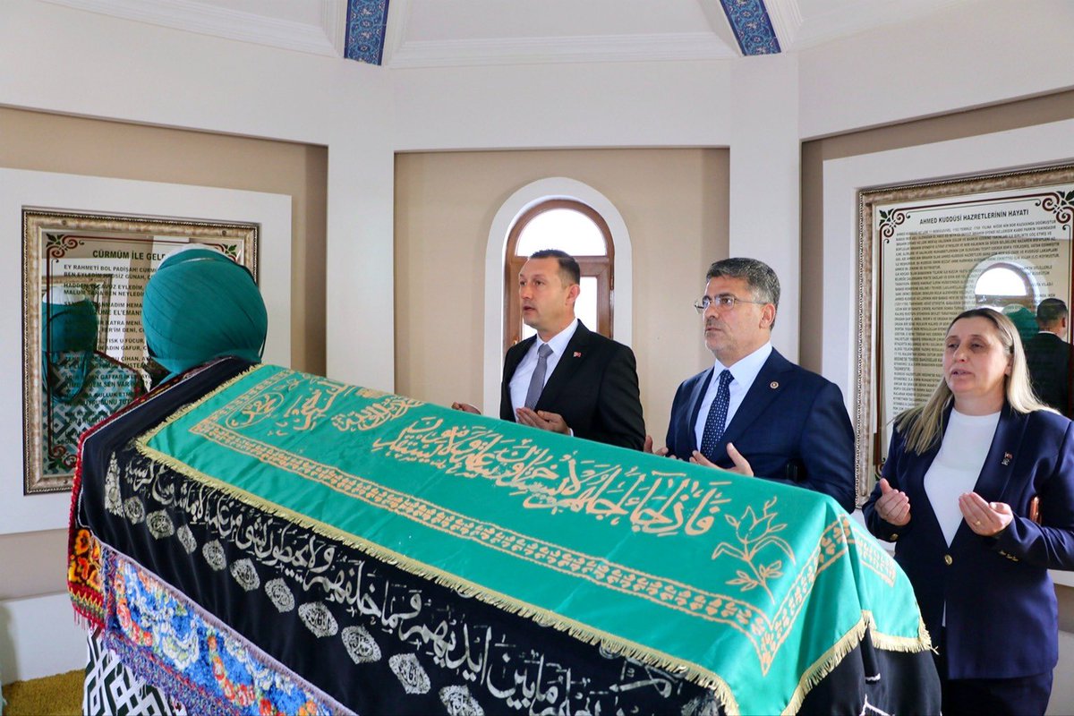 farukaytek's tweet photo. ❝AK Parti; milletimizin gönül dünyasını mayalayan manevi mirasa hürmetle sahip çıkan, vefayı kuşaktan kuşağa taşıyan büyük bir medeniyet hareketidir.❞

İlçe Koordinatörlerimiz Türker Ataç, Adil Orçun Altınsoy, Kuddusi Çelik, Özata Erdoğan ve Osman Çapar, Bor İlçe Başkanımız Melek Yurdağül, Bor Belediye Başkanımız Serkan Baran, İl Genel Meclisi Üyelerimiz Erdal Niğdelioğlu, Süleyman Yalçın ve Nihat Tarım, İlçe Kadın Kolları Başkanımız Gülbahar Polat, İlçe Gençlik Kolları Başkanımız Fevzi Öztürk ve kıymetli teşkilatımızla Ahmet Kuddusi Hazretleri’nin türbesini ziyaret ederek dua ettik.

Rabbim, dualarımızı kabul ve makbul eylesin.

📍Ahmet Kuddusi Hazretleri Türbesi, Bor