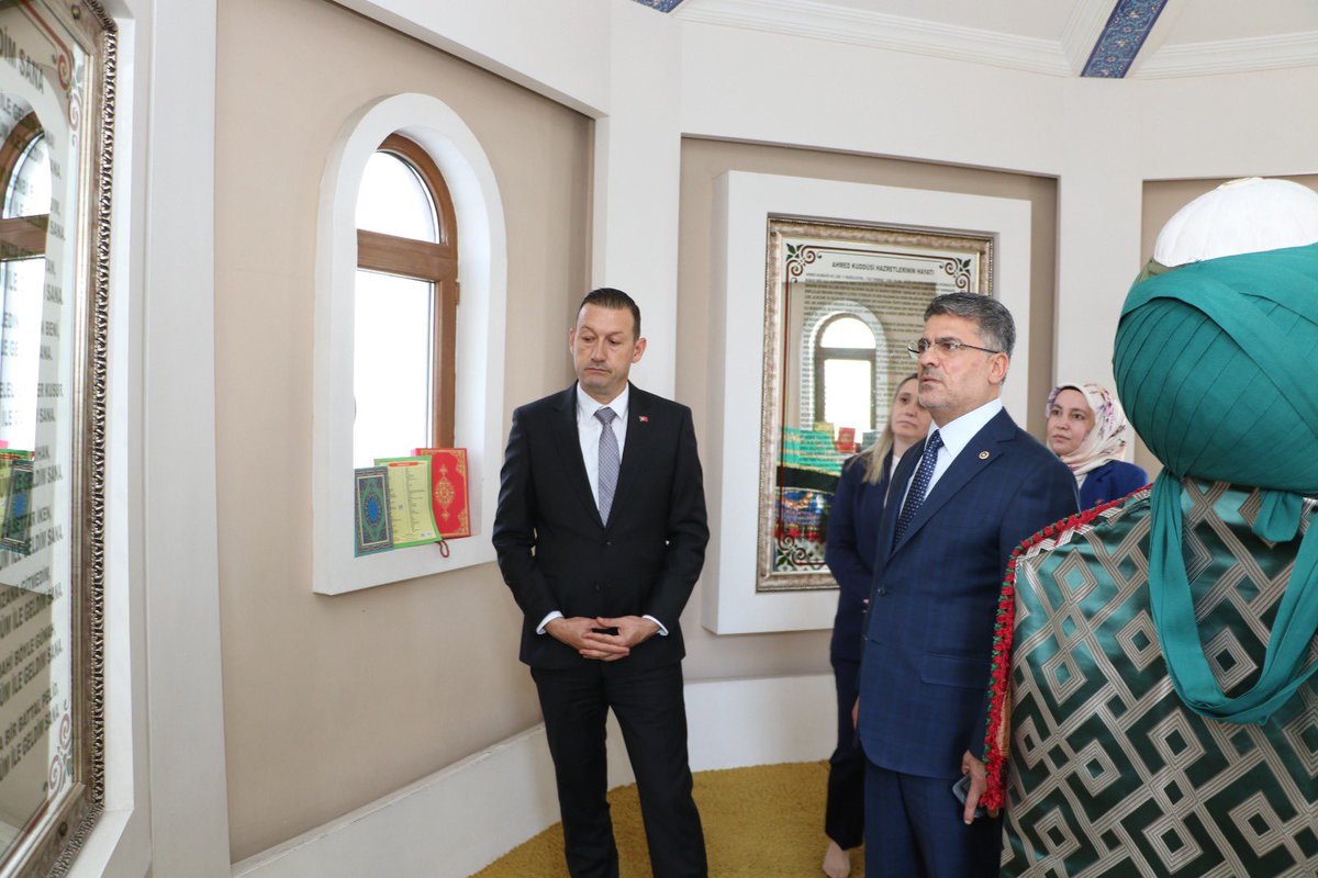 farukaytek's tweet photo. ❝AK Parti; milletimizin gönül dünyasını mayalayan manevi mirasa hürmetle sahip çıkan, vefayı kuşaktan kuşağa taşıyan büyük bir medeniyet hareketidir.❞

İlçe Koordinatörlerimiz Türker Ataç, Adil Orçun Altınsoy, Kuddusi Çelik, Özata Erdoğan ve Osman Çapar, Bor İlçe Başkanımız Melek Yurdağül, Bor Belediye Başkanımız Serkan Baran, İl Genel Meclisi Üyelerimiz Erdal Niğdelioğlu, Süleyman Yalçın ve Nihat Tarım, İlçe Kadın Kolları Başkanımız Gülbahar Polat, İlçe Gençlik Kolları Başkanımız Fevzi Öztürk ve kıymetli teşkilatımızla Ahmet Kuddusi Hazretleri’nin türbesini ziyaret ederek dua ettik.

Rabbim, dualarımızı kabul ve makbul eylesin.

📍Ahmet Kuddusi Hazretleri Türbesi, Bor