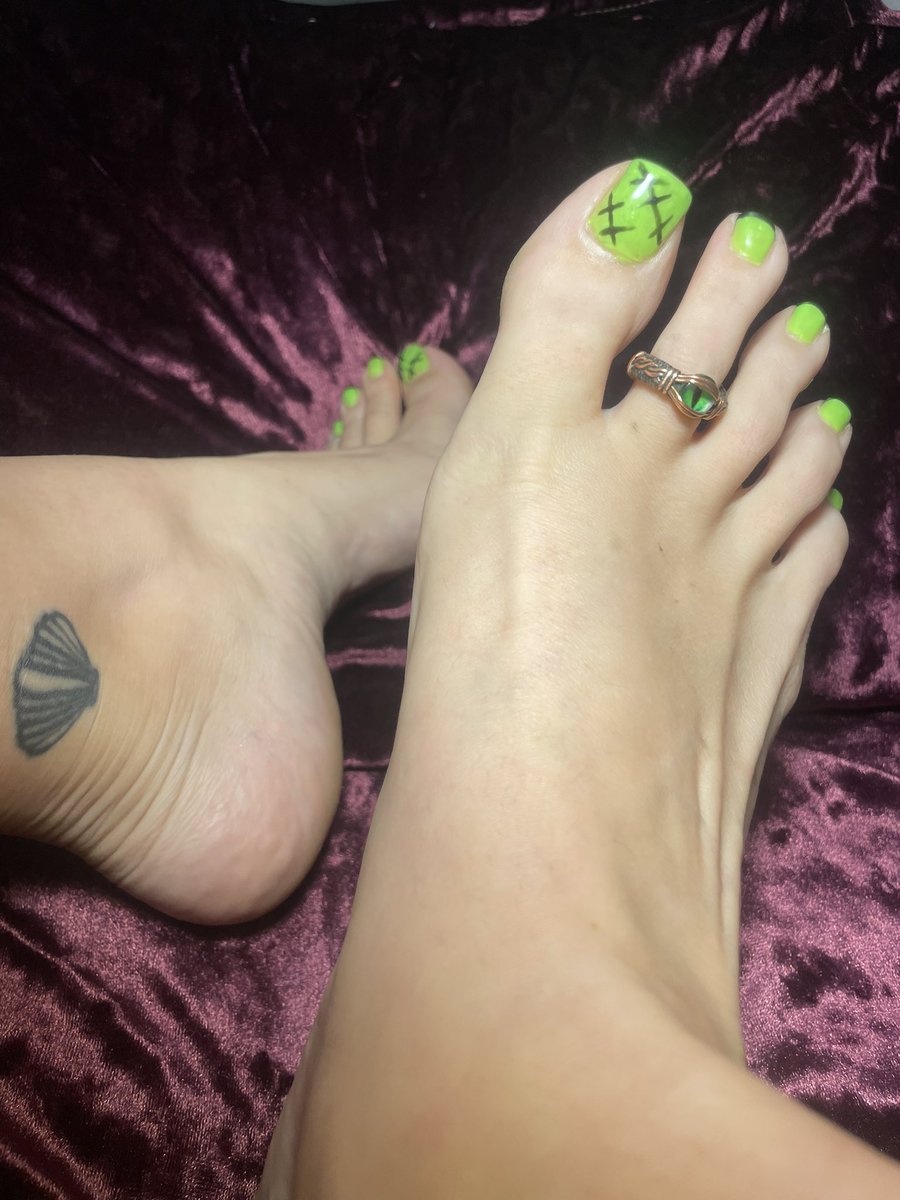 amazaraXIII's tweet photo. Franken-toes 💚🖤 Happy Halloween season to all my little foot freaks out there 😈 https://t.co/MbqzhEzlS7