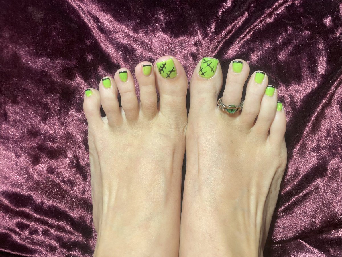 amazaraXIII's tweet photo. Franken-toes 💚🖤 Happy Halloween season to all my little foot freaks out there 😈 https://t.co/MbqzhEzlS7