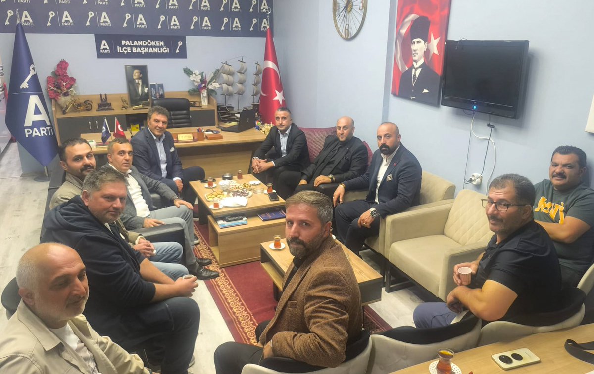 anahtarparti's tweet photo. Rotamız millet: Durağımız Erzurum…

MYK Üyemiz Sayın Alper Tatlı, “Rotamız Millet” programı kapsamında Erzurum’da çeşitli ziyaretlerde bulundu.

Heyetimiz; Erzurum İnşaatçılar ve Emlakçılar Odası, Erzurum Lokantacılar Odası üyeleri, itfaiye çalışanları, taksici esnafı ve vatandaşlarımızla bir araya geldi.

Aziziye, Yakutiye ve Palandöken ilçelerinde temaslarda bulunan Sayın Tatlı, İtfaiyeciler Haftası dolayısıyla itfaiye çalışanlarını ziyaret ederek dertlerini dinledi, çözüm önerilerimizi paylaştı. Esnafımızın ve meslek örgütlerimizin sorunlarını yerinde dinleyerek not aldı.

Teşkilatımızla da bir araya gelen Sayın Tatlı’ya program boyunca Erzurum İl Başkanımız Sayın Yücel Ahmet İşleyen eşlik etti.