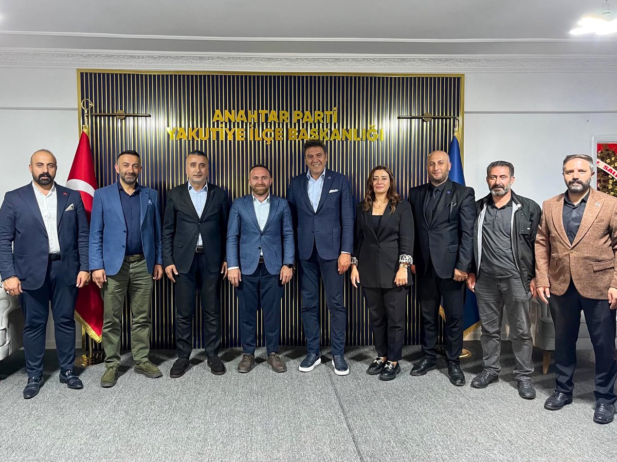 anahtarparti's tweet photo. Rotamız millet: Durağımız Erzurum…

MYK Üyemiz Sayın Alper Tatlı, “Rotamız Millet” programı kapsamında Erzurum’da çeşitli ziyaretlerde bulundu.

Heyetimiz; Erzurum İnşaatçılar ve Emlakçılar Odası, Erzurum Lokantacılar Odası üyeleri, itfaiye çalışanları, taksici esnafı ve vatandaşlarımızla bir araya geldi.

Aziziye, Yakutiye ve Palandöken ilçelerinde temaslarda bulunan Sayın Tatlı, İtfaiyeciler Haftası dolayısıyla itfaiye çalışanlarını ziyaret ederek dertlerini dinledi, çözüm önerilerimizi paylaştı. Esnafımızın ve meslek örgütlerimizin sorunlarını yerinde dinleyerek not aldı.

Teşkilatımızla da bir araya gelen Sayın Tatlı’ya program boyunca Erzurum İl Başkanımız Sayın Yücel Ahmet İşleyen eşlik etti.