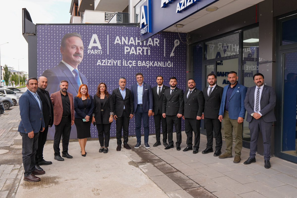 anahtarparti's tweet photo. Rotamız millet: Durağımız Erzurum…

MYK Üyemiz Sayın Alper Tatlı, “Rotamız Millet” programı kapsamında Erzurum’da çeşitli ziyaretlerde bulundu.

Heyetimiz; Erzurum İnşaatçılar ve Emlakçılar Odası, Erzurum Lokantacılar Odası üyeleri, itfaiye çalışanları, taksici esnafı ve vatandaşlarımızla bir araya geldi.

Aziziye, Yakutiye ve Palandöken ilçelerinde temaslarda bulunan Sayın Tatlı, İtfaiyeciler Haftası dolayısıyla itfaiye çalışanlarını ziyaret ederek dertlerini dinledi, çözüm önerilerimizi paylaştı. Esnafımızın ve meslek örgütlerimizin sorunlarını yerinde dinleyerek not aldı.

Teşkilatımızla da bir araya gelen Sayın Tatlı’ya program boyunca Erzurum İl Başkanımız Sayın Yücel Ahmet İşleyen eşlik etti.