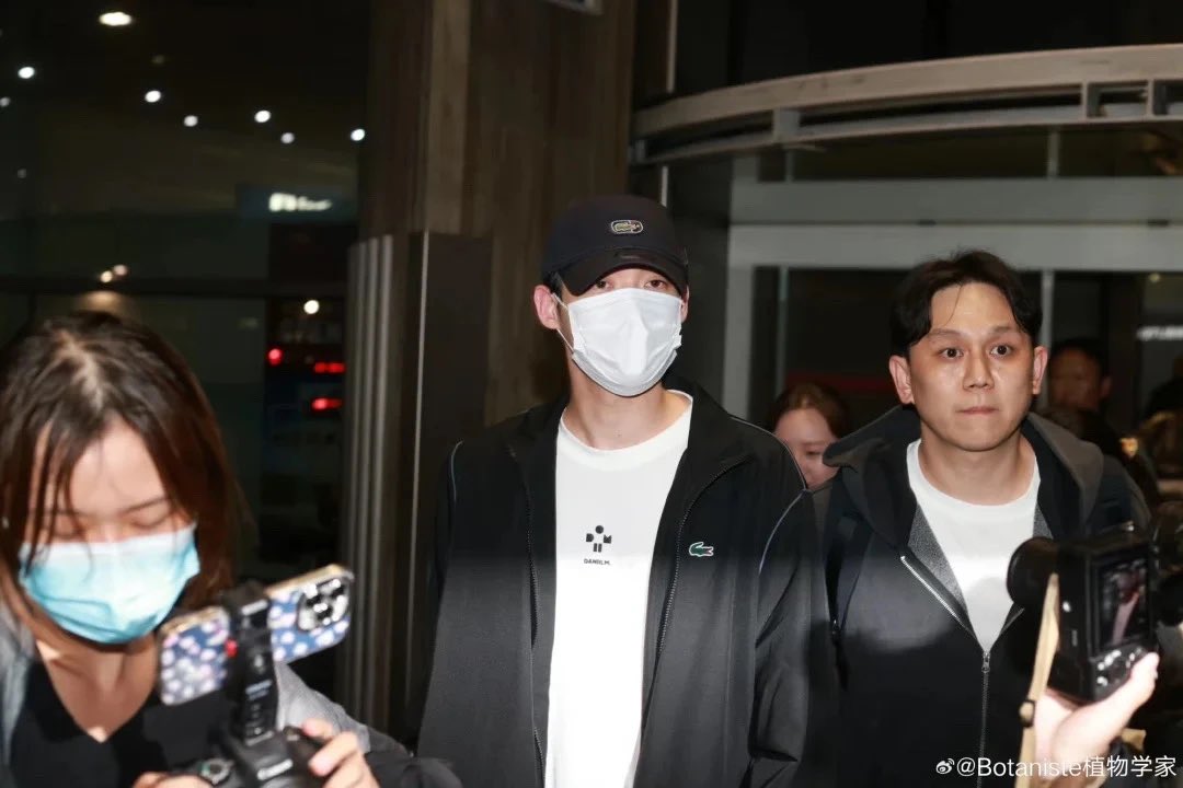 Yoonmyfavor's tweet photo. New glimpse of Kim Yoon Sik arriving in Paris.ദ്ദി◝ ⩊ ◜.ᐟ

WELCOME KIM YOON SIK TO PARIS

#YOONSIKPFWSS27
#KIMYOONSIKINPARIS https://t.co/5685GRWrva