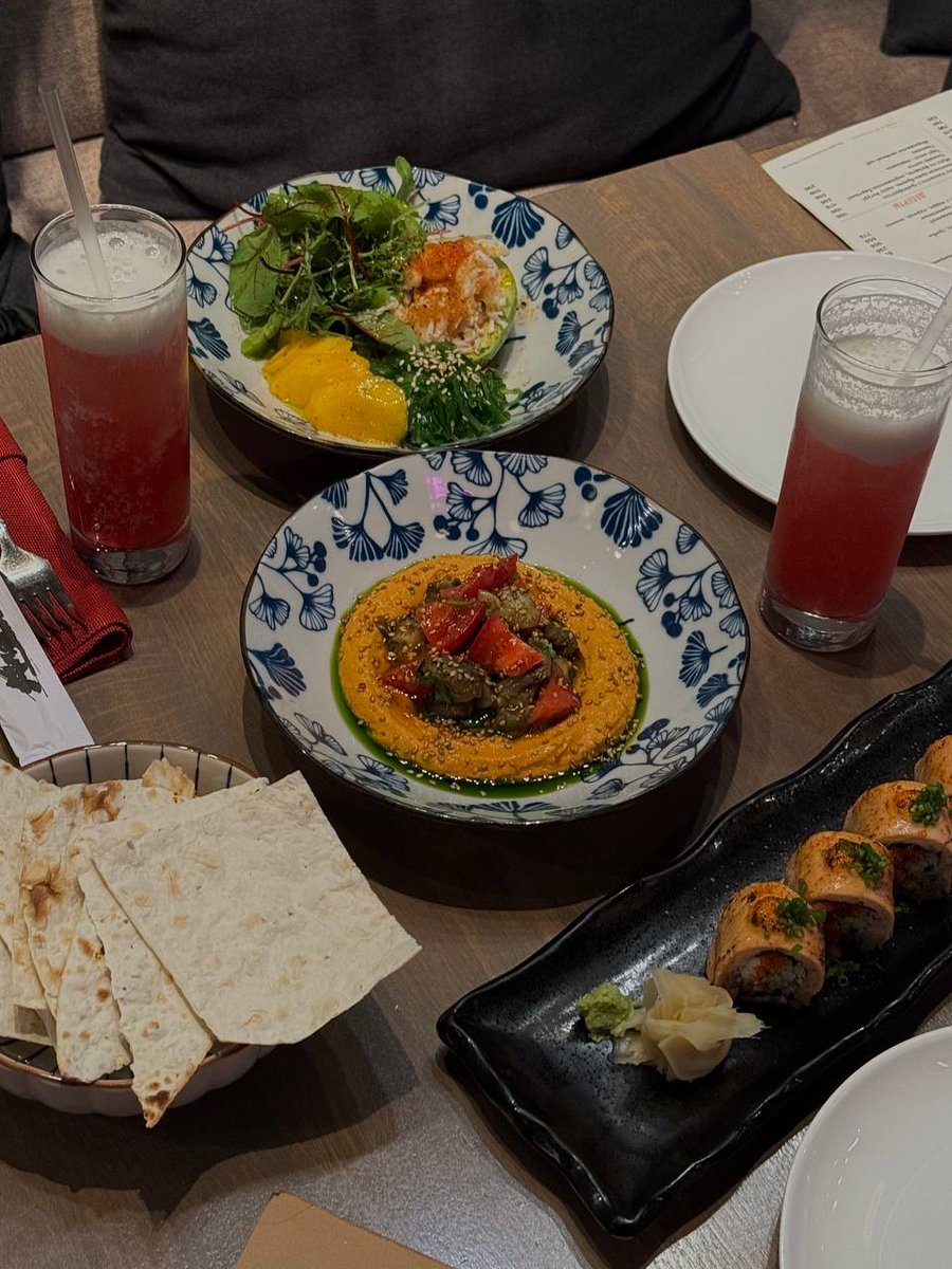 Aanli925c's tweet photo. Dinner with Lisa tonight⭐️⭐️ https://t.co/Tee8NzsfdN