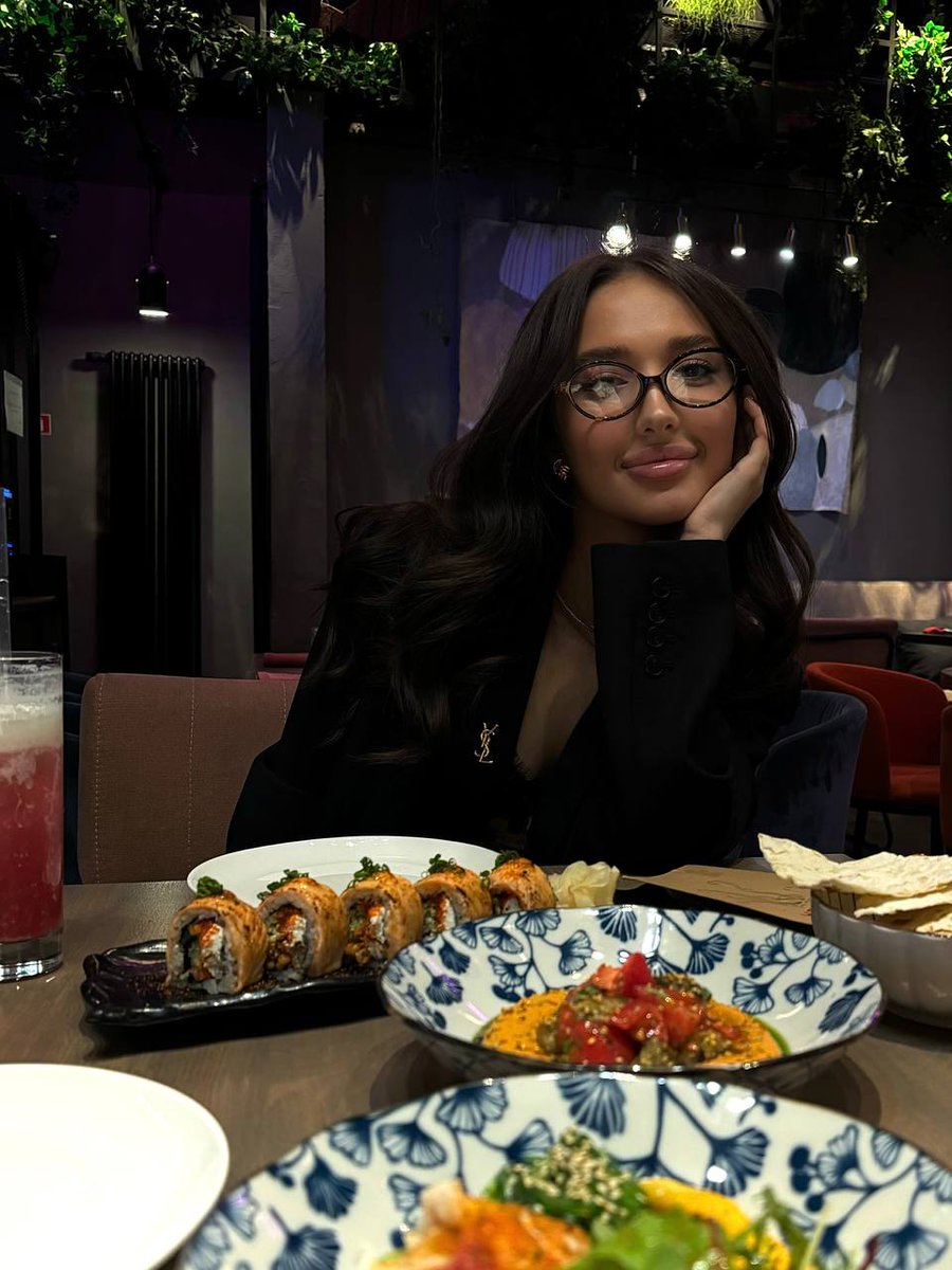 Aanli925c's tweet photo. Dinner with Lisa tonight⭐️⭐️ https://t.co/Tee8NzsfdN