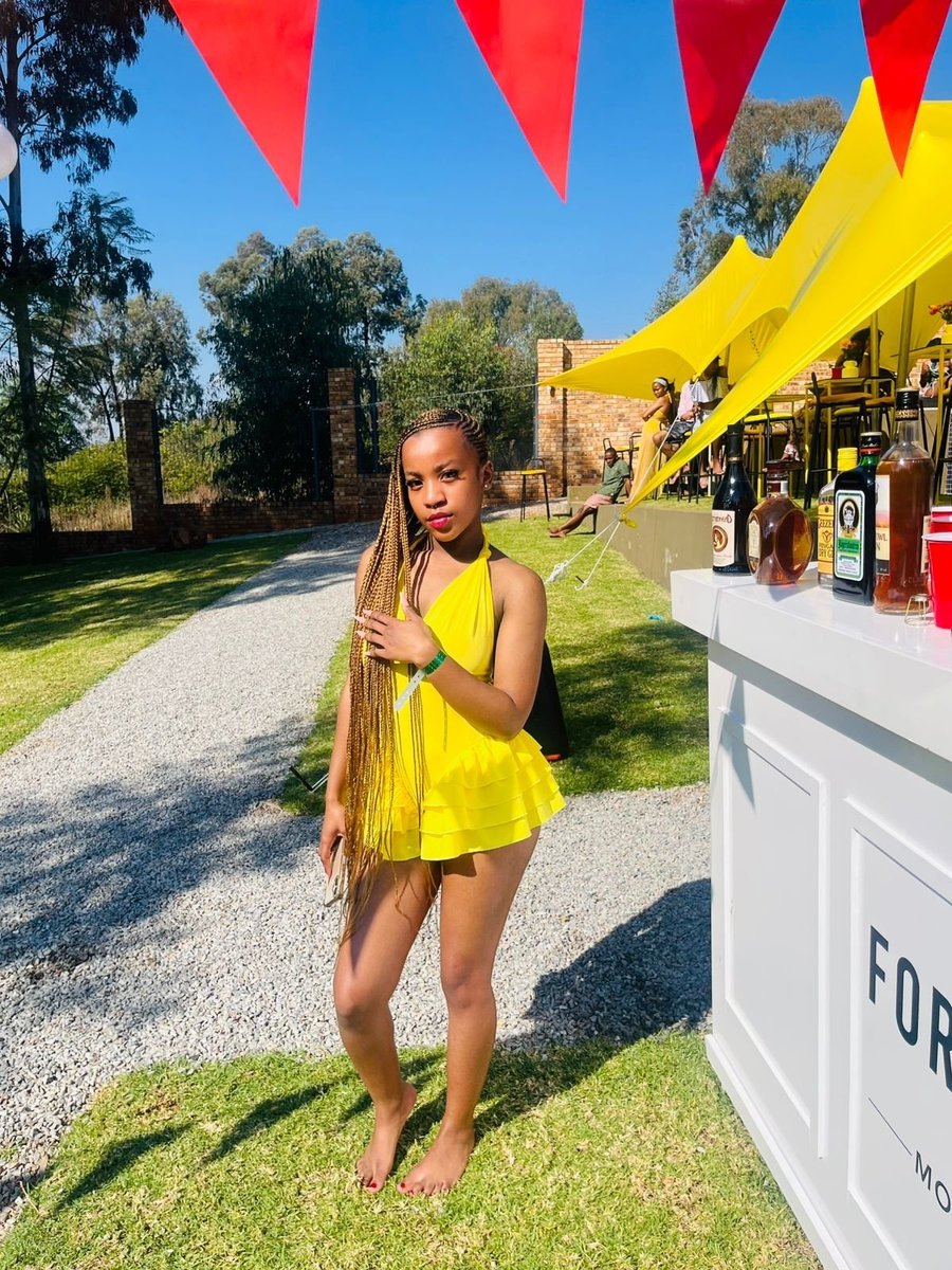 luciamapss's tweet photo. yellow mellow girl! 💛💫 https://t.co/alD5OQn2rm