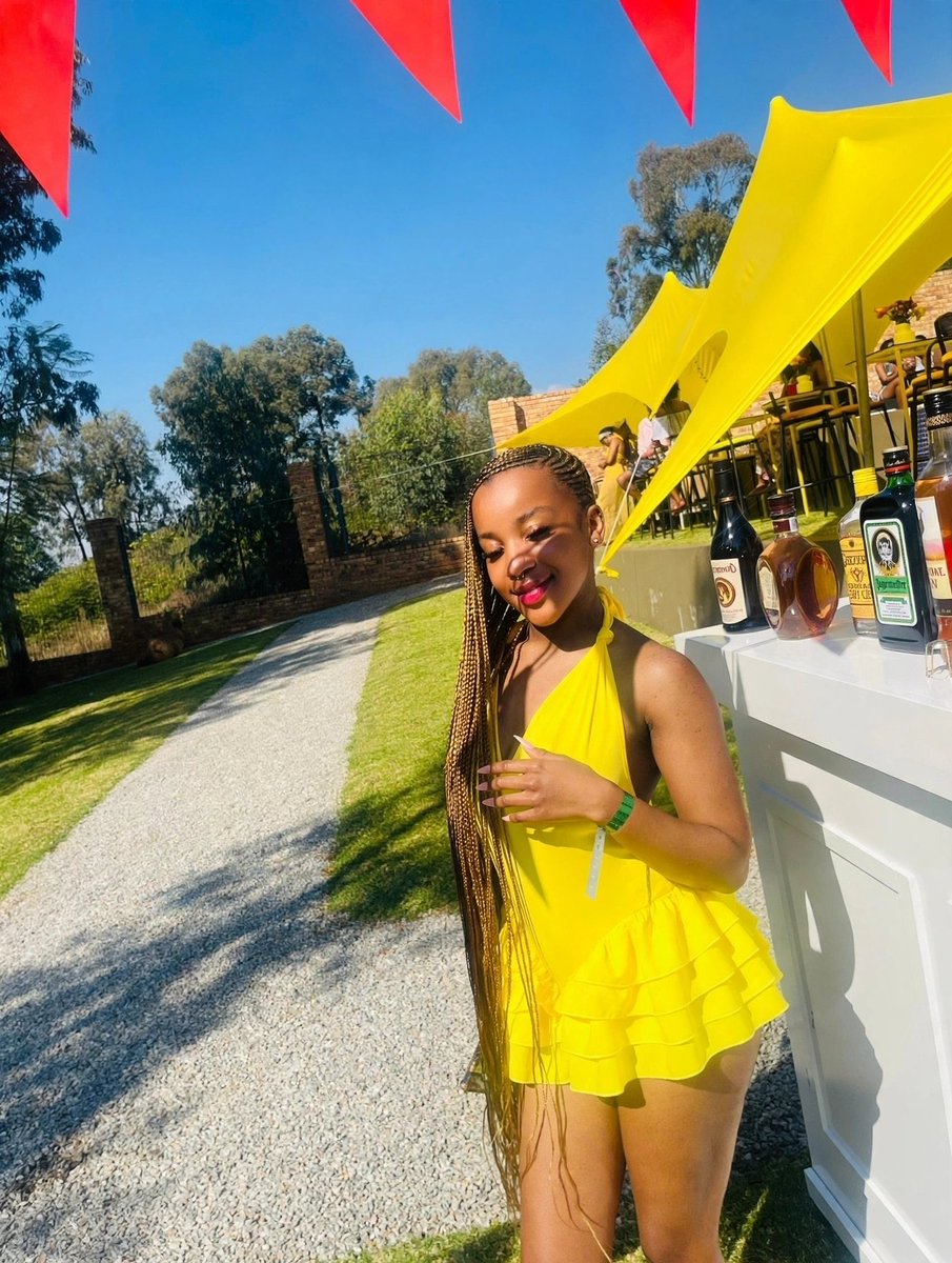 luciamapss's tweet photo. yellow mellow girl! 💛💫 https://t.co/alD5OQn2rm
