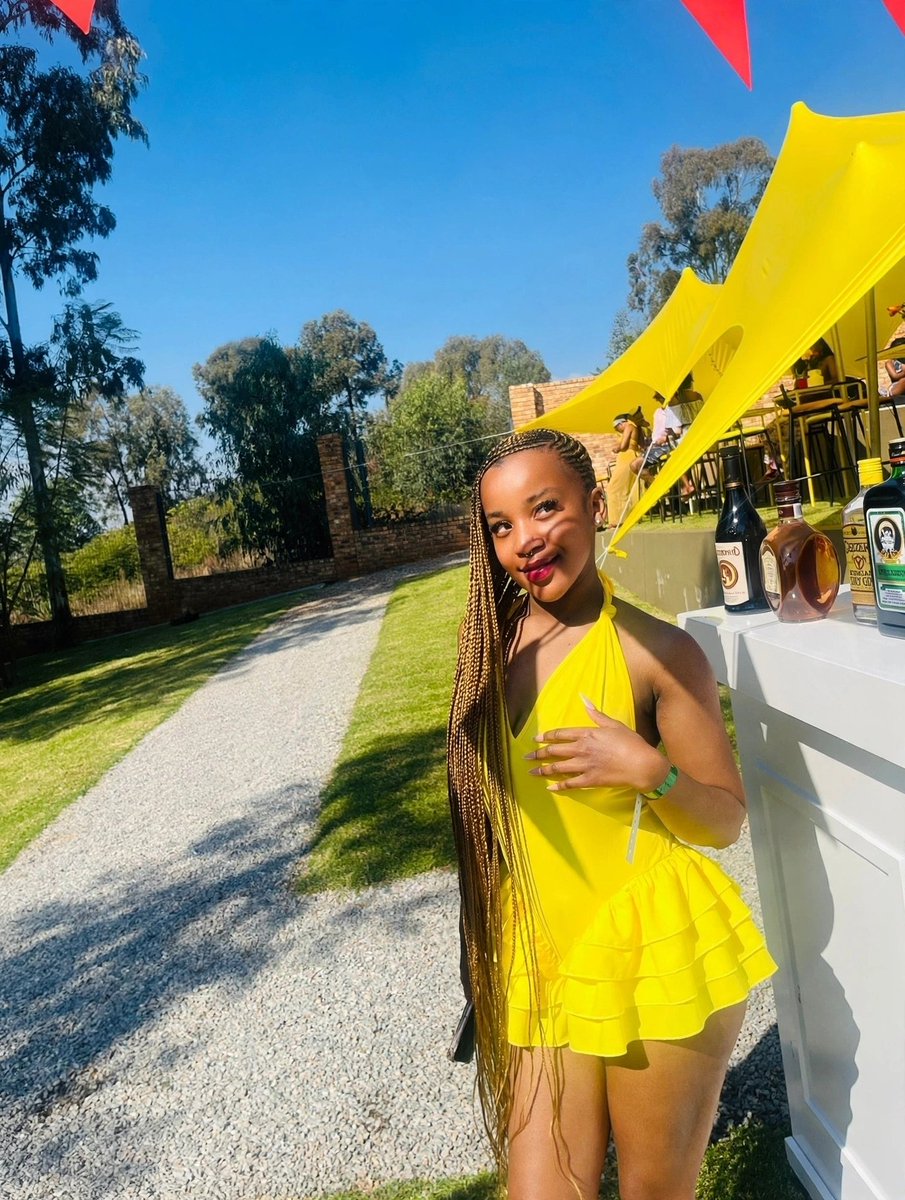 luciamapss's tweet photo. yellow mellow girl! 💛💫 https://t.co/alD5OQn2rm
