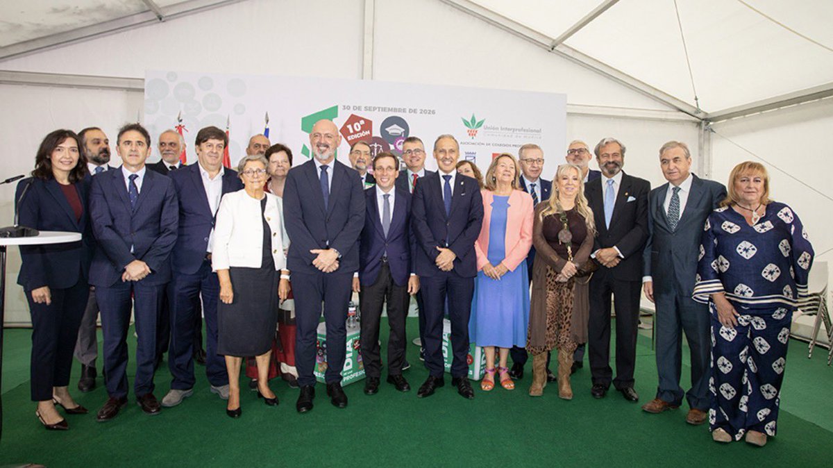 COLVEMA's tweet photo. Ana A. Pérez Fuentes, vicepresidenta de COLVEMA, ha acercado la veterinaria a los estudiantes en el Día de las Profesiones: sus distintas áreas, salidas, empleabilidad y formación.

Gracias por acercaros, preguntar e interesaros por esta apasionante profesión. https://t.co/N55dtSK9a8
