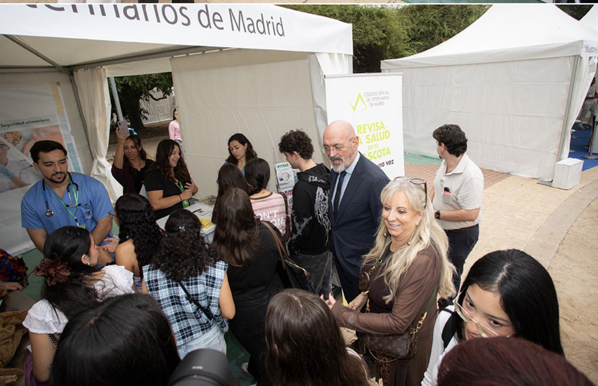 COLVEMA's tweet photo. Ana A. Pérez Fuentes, vicepresidenta de COLVEMA, ha acercado la veterinaria a los estudiantes en el Día de las Profesiones: sus distintas áreas, salidas, empleabilidad y formación.

Gracias por acercaros, preguntar e interesaros por esta apasionante profesión. https://t.co/N55dtSK9a8