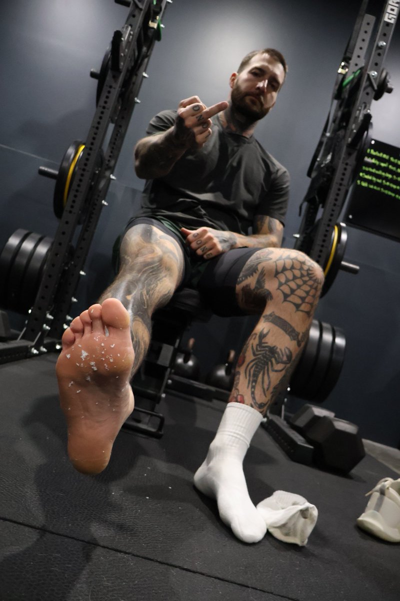 AlphaD1369's tweet photo. Socks just came off. Lint still on my soles.
Imagine the smell. https://t.co/Lc8lK80UIM