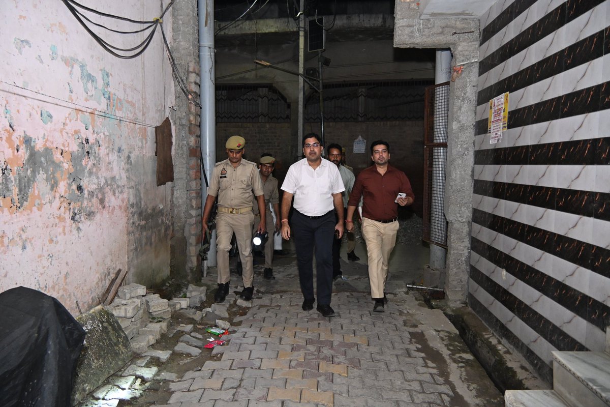 DmSambhal's tweet photo. आज @DmSambhal अंकित खण्डेलवाल द्वारा टूरिस्ट फैसिलिटी सेंटर तथा सम्भल के प्राचीन 68 तीर्थ एवं 19 महाकूपों में शामिल हंस तीर्थ में कराए जा रहे सौंदर्यीकरण कार्यों का निरीक्षण किया। उन्होंने संबंधित अधिकारियों को कार्यों की गुणवत्ता एवं निर्धारित मानकों के अनुरूप कार्य सुनिश्चित करने के निर्देश दिए। @CMOfficeUP @UPGovt @ChiefSecyUP @InfoDeptUP @Comm_Moradabad