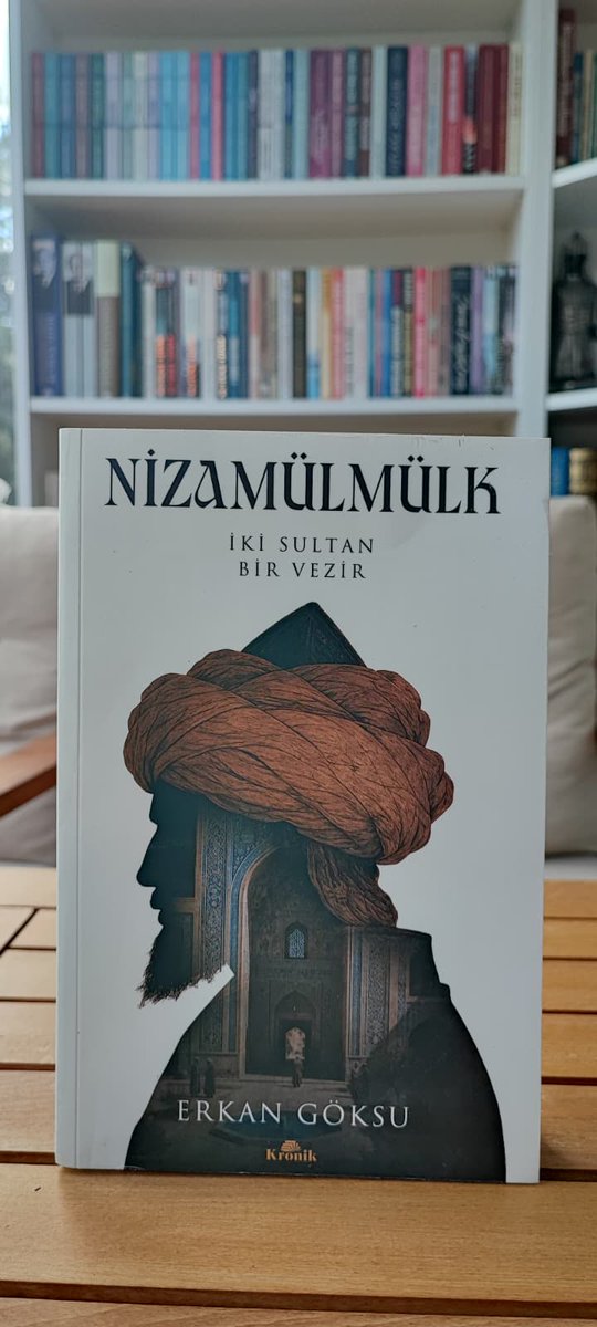 tariharsivi's tweet photo. Nizamülmülk, 1086 yılında yazmaya başladığı ve 39 fasıl olarak tertip ettiği Siyasetname'yi, 1091 yılında Sultan Melikşah'a takdim etti. Melikşah, kendisine sunulan eserler içinde en çok onu beğendi. Daha sonra eserini ele aldığı konulara uygun kısa hikâyeler, rivayetler, ayet ve hadislerle, tarihi bilgi ve anekdotlarla genişleten Nizamülmülk, gerekli gördüğü yerlere eklediği yeni bölümlerle fasıl sayısını 50/51'e yükseltti. 

Nizamülmülk, eserini 1092 yılında Bağdat'a gitmek üzere çıktığı son yolculuğundan önce Sultan Melikşah'ın şahsi yazılarını yazan hattatı Muhammed Mağribi'ye emanet etti. Kendisine herhangi bir şey olduğu takdirde Sultan Melikşah'ın şahsına teslim etmesini tembihledi.

Bağdat'a ulaşmadan önce uğradığı suikast sonucu öldürülünce, Muhammed Mağribi'ye emanet ettiği metin Sultan Melikşah'a verildi. Eserin son halini okuyan Sultan Melikşah, bunun gelecekte memleketin esas teşkilat kanunu olacağını söyledi. Bu şekilde büyük vezir, sadece yaşarken değil, vefatından sonra da Selçuklu Devleti'ne İslam alemine hizmet etmeye devam etti.
Nizamülmülk, İki Sultan, Bir Vezir, s231
https://t.co/U4ZC5VEOMs