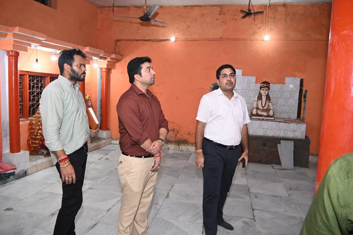 DmSambhal's tweet photo. आज @DmSambhal अंकित खण्डेलवाल द्वारा टूरिस्ट फैसिलिटी सेंटर तथा सम्भल के प्राचीन 68 तीर्थ एवं 19 महाकूपों में शामिल हंस तीर्थ में कराए जा रहे सौंदर्यीकरण कार्यों का निरीक्षण किया। उन्होंने संबंधित अधिकारियों को कार्यों की गुणवत्ता एवं निर्धारित मानकों के अनुरूप कार्य सुनिश्चित करने के निर्देश दिए। @CMOfficeUP @UPGovt @ChiefSecyUP @InfoDeptUP @Comm_Moradabad