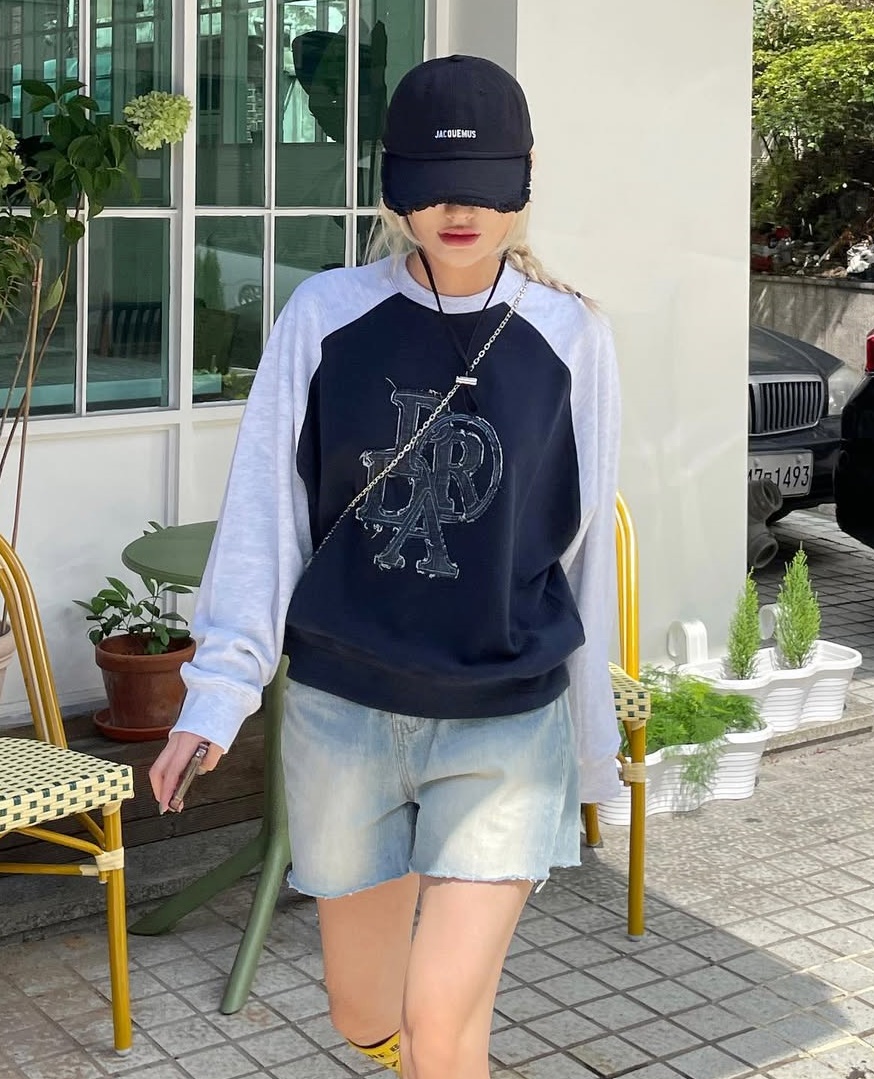 iswish_store's tweet photo. Prenda — denim raglan sweatshirt ตัวนี้ดีเทลปักโลโก้ยีนส์ด้วย (49”) .ᐟ เหลือ 790 free ems 🥣 𓂃⋆ https://t.co/PuzJG6LnDr