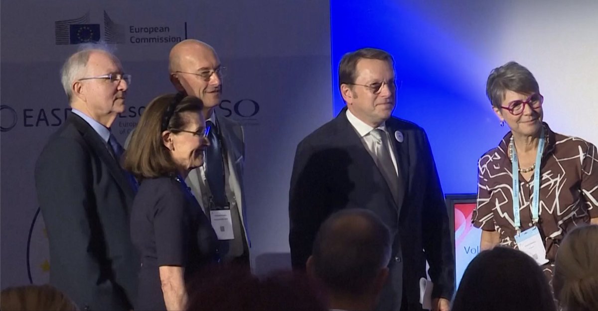 EASOobesity's tweet photo. Excellent press conference on #EUScreeningWeek yesterday in Milan Italy 🇮🇹  with Commissioner  @OliverVarhelyi, @EASOobesity President Volkan Yumuk, aka @EasoPresident @escardio @EASD and @EUDF https://t.co/5iWFm5css3