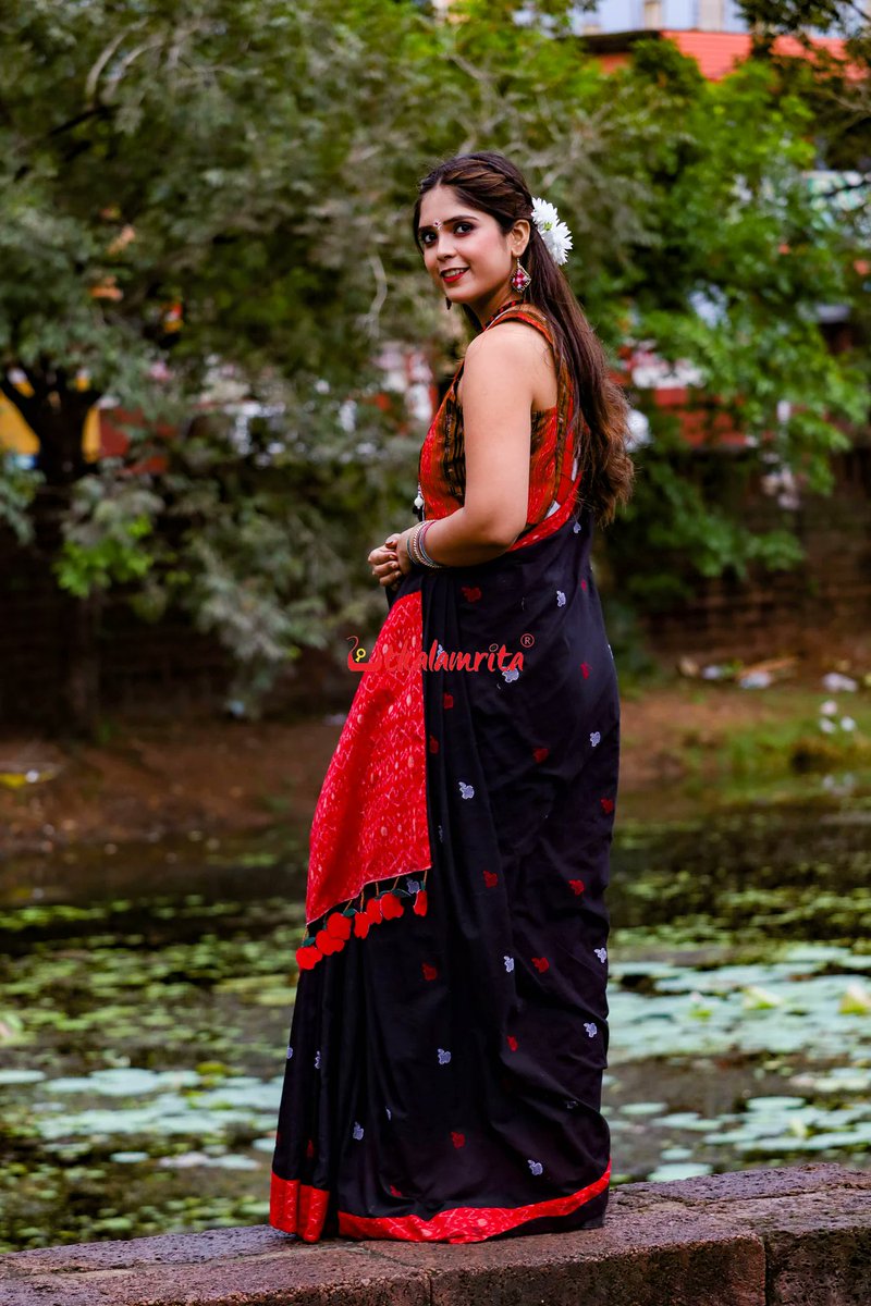 Utkalamrita's tweet photo. The Black Apple Design S Bandha Designer Cotton Saree from our Devi Collection celebrates Odisha’s handloom heritage. Shot in Old Town Bhubaneswar, it blends traditional artistry with contemporary elegance. Sambalpuri Handloom carries a GI Tag. 
Get 20% OFF with code PUJA20!! https://t.co/nZqCR35VKV