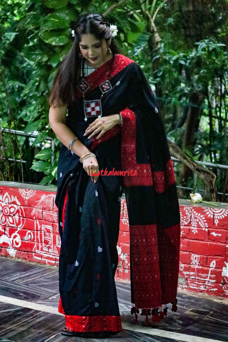 Utkalamrita's tweet photo. The Black Apple Design S Bandha Designer Cotton Saree from our Devi Collection celebrates Odisha’s handloom heritage. Shot in Old Town Bhubaneswar, it blends traditional artistry with contemporary elegance. Sambalpuri Handloom carries a GI Tag. 
Get 20% OFF with code PUJA20!! https://t.co/nZqCR35VKV