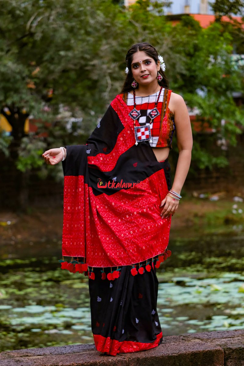 Utkalamrita's tweet photo. The Black Apple Design S Bandha Designer Cotton Saree from our Devi Collection celebrates Odisha’s handloom heritage. Shot in Old Town Bhubaneswar, it blends traditional artistry with contemporary elegance. Sambalpuri Handloom carries a GI Tag. 
Get 20% OFF with code PUJA20!! https://t.co/nZqCR35VKV