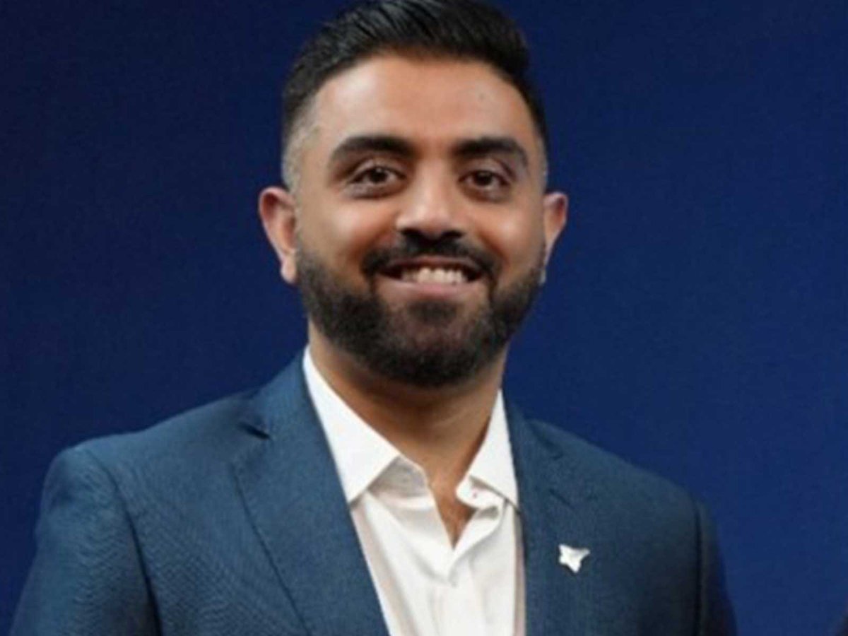 MarioNawfal's tweet photo. 🇮🇳🇴🇲🇮🇱An AMAZING detail has come out about the Indian pilot who was stabbed on today’s FlyDubai flight by his co-pilot.

HE UNLOCKED THE COCKPIT DOOR.

Badly wounded, he still managed to release the cockpit entrance.

The heroic act allowed passengers and crew to rush in and subdue the alleged attacker.

The passengers later continued to Israel on a replacement flight after landing safely in Saudi Arabia.

And it all happened thanks to a split-second decision when the plane became a ticking time bomb.

Source: @AmichaiStein1 / Writer: Marie