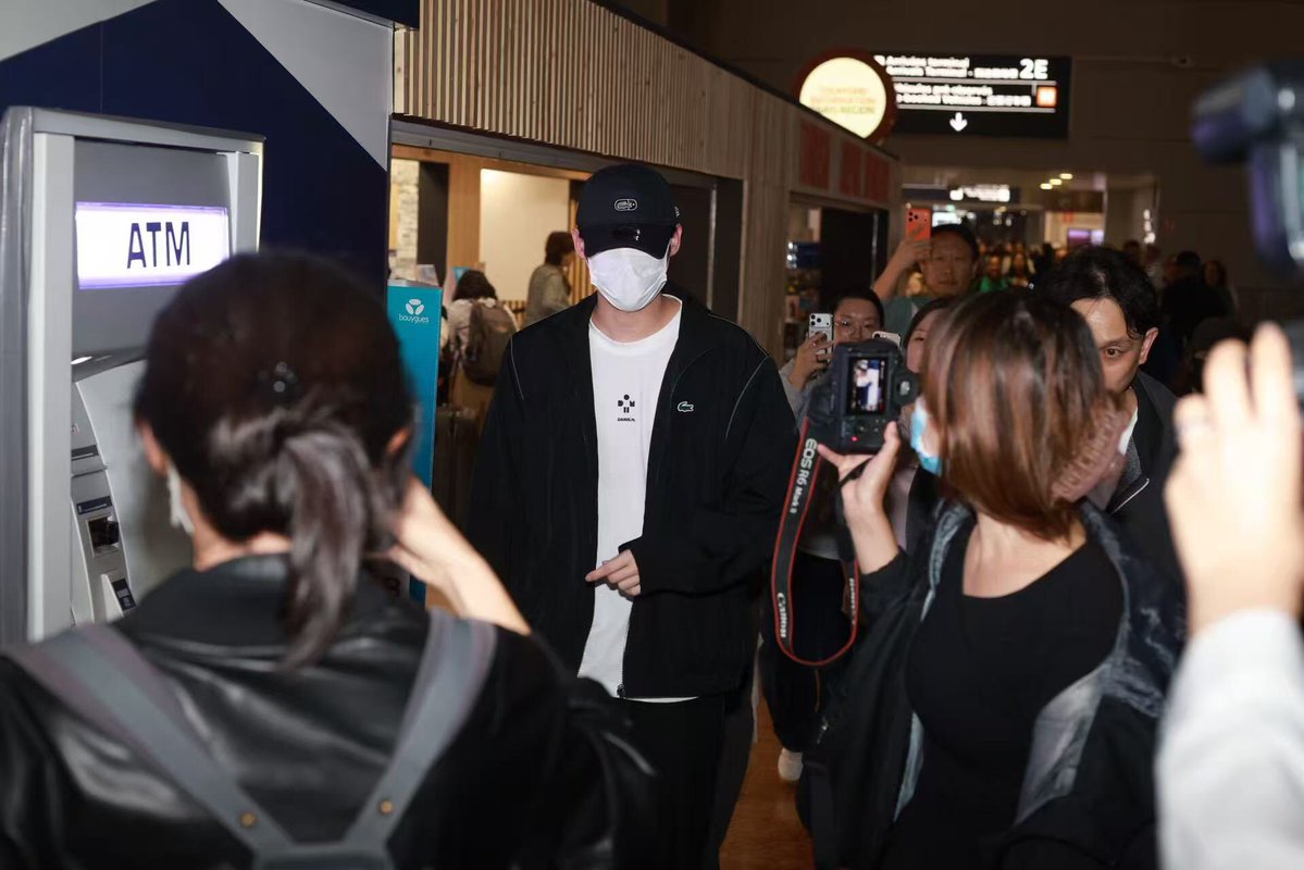 akatsuki_92's tweet photo. Kim Yoon Sik lands in Paris! Looking forward to your shining journey in this city.

WELCOME KIM YOON SIK TO PARIS

#YOONSIKPFWSS27
#KIMYOONSIKINPARIS https://t.co/AvlW669HS7