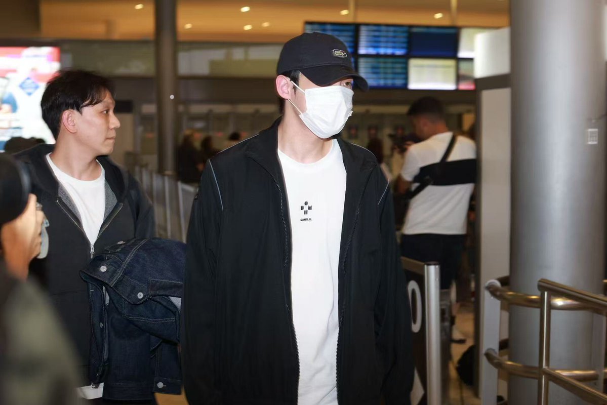 akatsuki_92's tweet photo. Kim Yoon Sik lands in Paris! Looking forward to your shining journey in this city.

WELCOME KIM YOON SIK TO PARIS

#YOONSIKPFWSS27
#KIMYOONSIKINPARIS https://t.co/AvlW669HS7