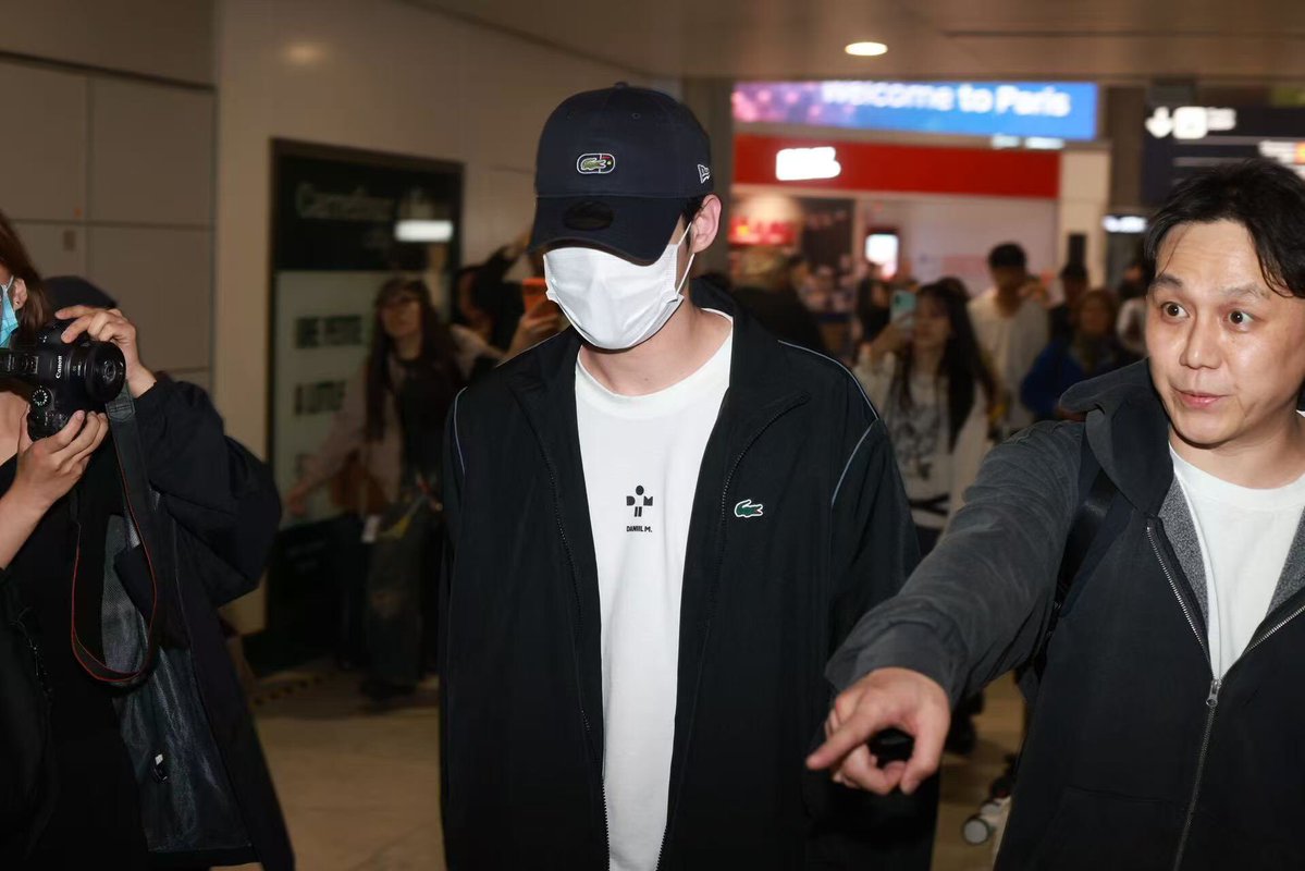 akatsuki_92's tweet photo. Kim Yoon Sik lands in Paris! Looking forward to your shining journey in this city.

WELCOME KIM YOON SIK TO PARIS

#YOONSIKPFWSS27
#KIMYOONSIKINPARIS https://t.co/AvlW669HS7
