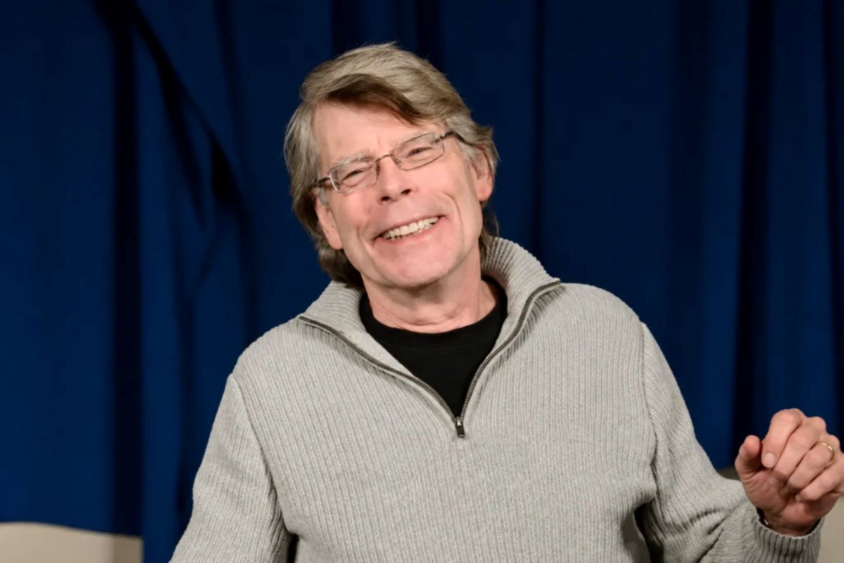 quien_es_net's tweet photo. Hace más de medio siglo que Stephen King publica historias que la gente lee con la luz encendida. Escribió más de sesenta libros, inspiró películas inolvidables y convirtió su nombre en un género propio. https://t.co/55JcjnOQQ3