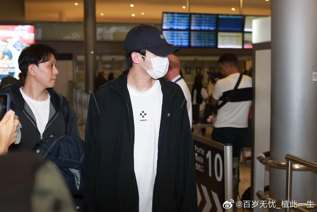 maiii_ieee's tweet photo. Kim Yoonsik tới Paris r���i. Paris Fashion Week sẵn sàng chưa ?????

WELCOME KIM YOON SIK TO PARIS

#YOONSIKPFWSS27
#KIMYOONSIKINPARIS https://t.co/WWWDPq7QiZ