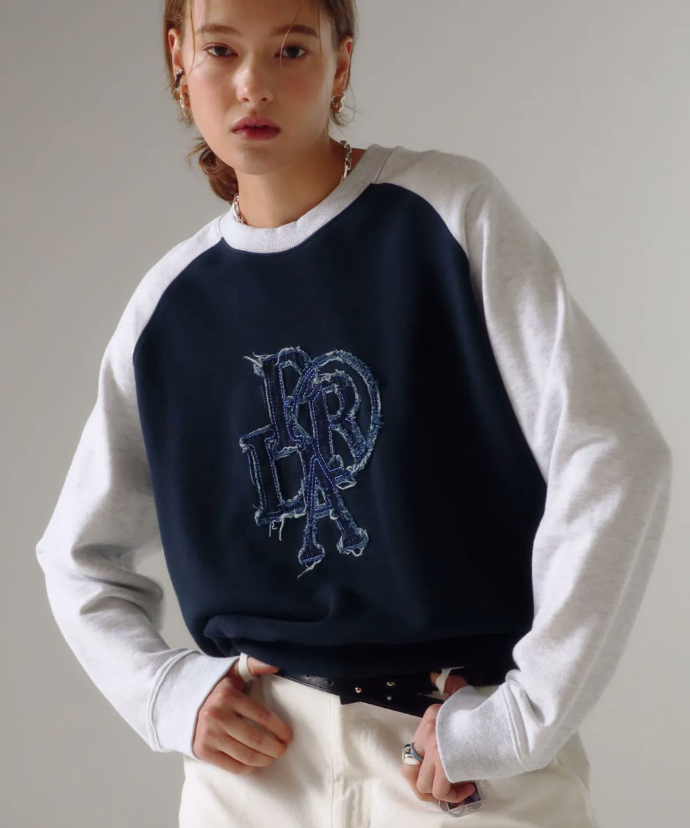 iswish_store's tweet photo. Prenda — denim raglan sweatshirt ตัวนี้ดีเทลปักโลโก้ยีนส์ด้วย (49”) .ᐟ เหลือ 790 free ems 🥣 𓂃⋆ https://t.co/PuzJG6LnDr