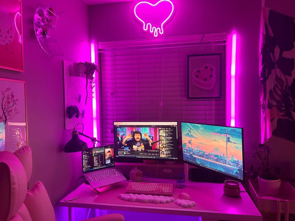 Evynhasllut's tweet photo. Melhor lugar do mundo meu quarto 🤤🔥🙈😈 https://t.co/EqQA4DaEd9