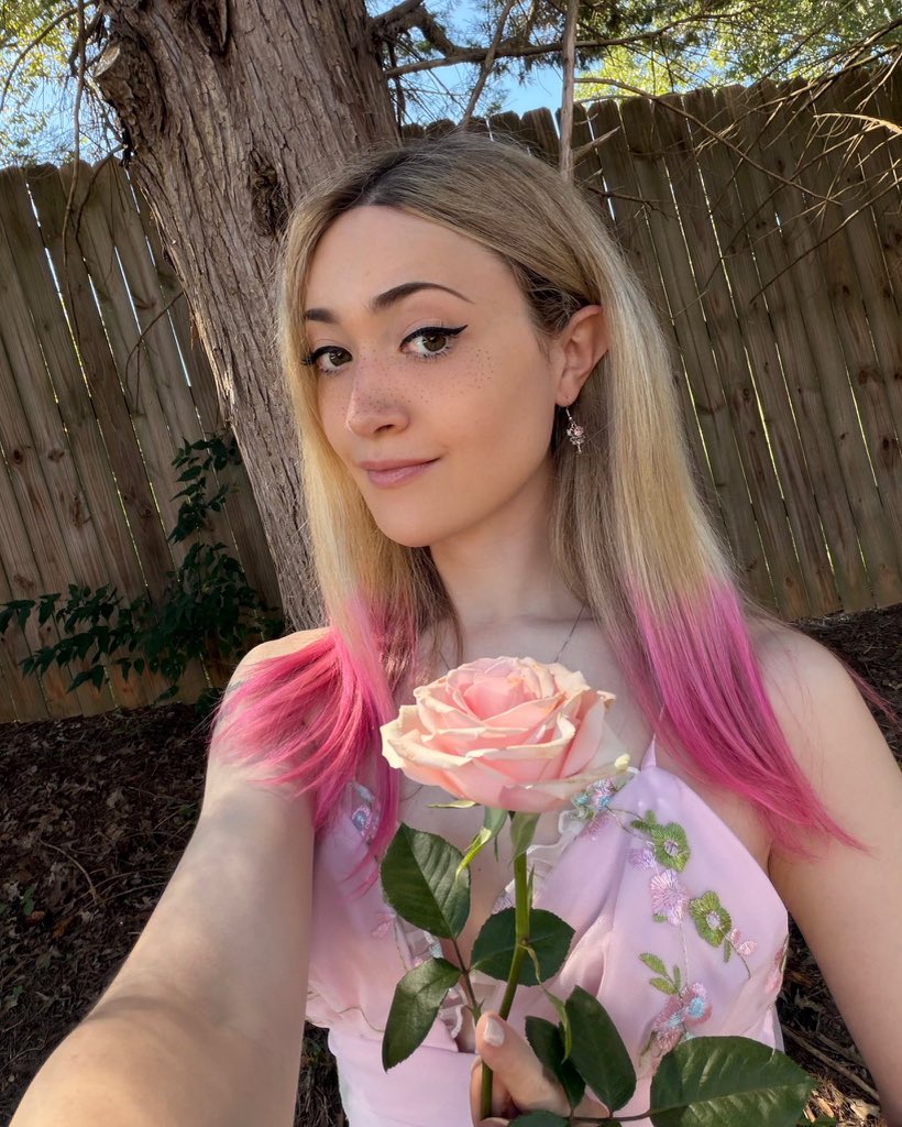 michellotter128's tweet photo. New hair now with more pink https://t.co/YQSd2RIw9v