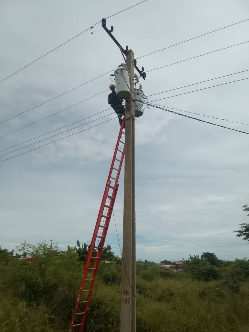 gleisy8376's tweet photo. Linieros de la UEB Batabanó laboran en la instalación de transformadores del rebombeo el Tomate en el municipio.
#may https://t.co/7LhfmlISCs
