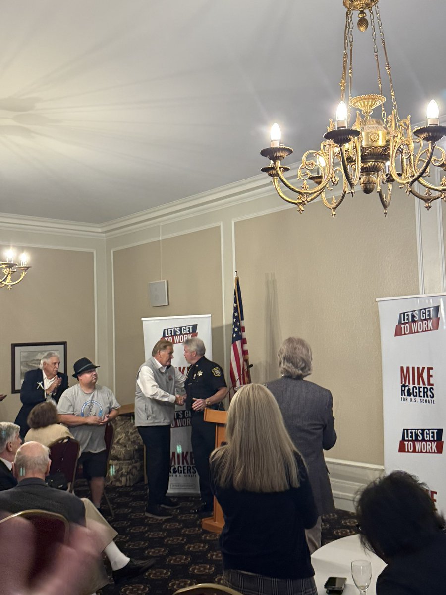 schuette_bill's tweet photo. 🚨 DEMOCRAT Saginaw Co. Sheriff Federspiel announces support for @MikeRogersForMI 

Big endorsement in a pivotal swing county. https://t.co/gpb8rZeiI5