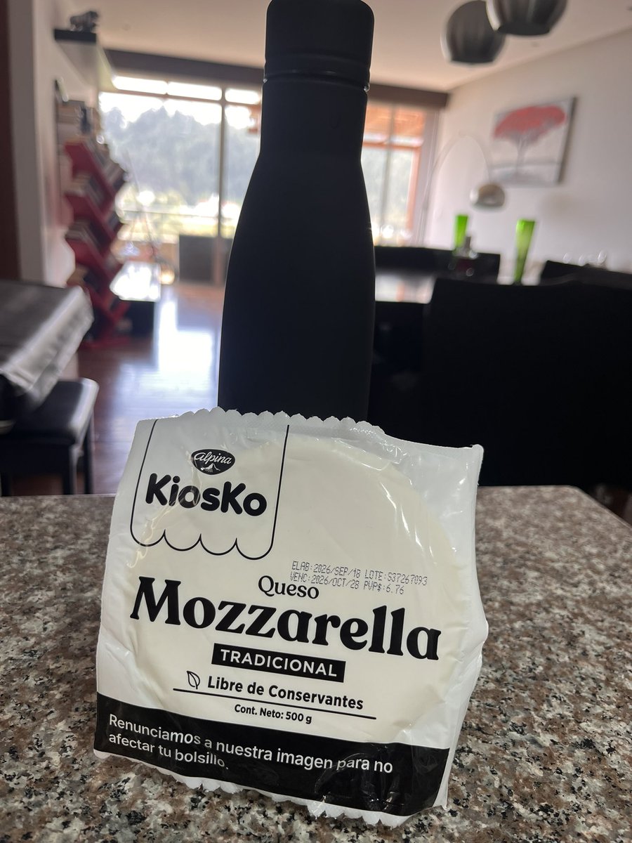 Chrispaz's tweet photo. La sorpresa del día.

#Kiosko cambió sus colores tradicionales para mantener el precio y evitar trasladar el aumento de costos al consumidor. Y, de paso, sin querer le subieron un escalón a la elegancia.

Combina perfecto con mi depar jajajaja. https://t.co/JEFyWXcZ4O