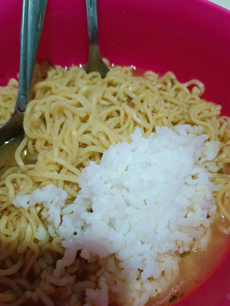 cutegrlzx's tweet photo. tim makan mie pake nasi. https://t.co/6R2i1IFqs2