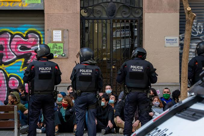 Actualidad_Pol's tweet photo. 🇪🇸 TRAGEDIA en Hospitalet

Un hombre de 60 años se suicida antes de ser desahuciado. https://t.co/wWKw8jDDf2