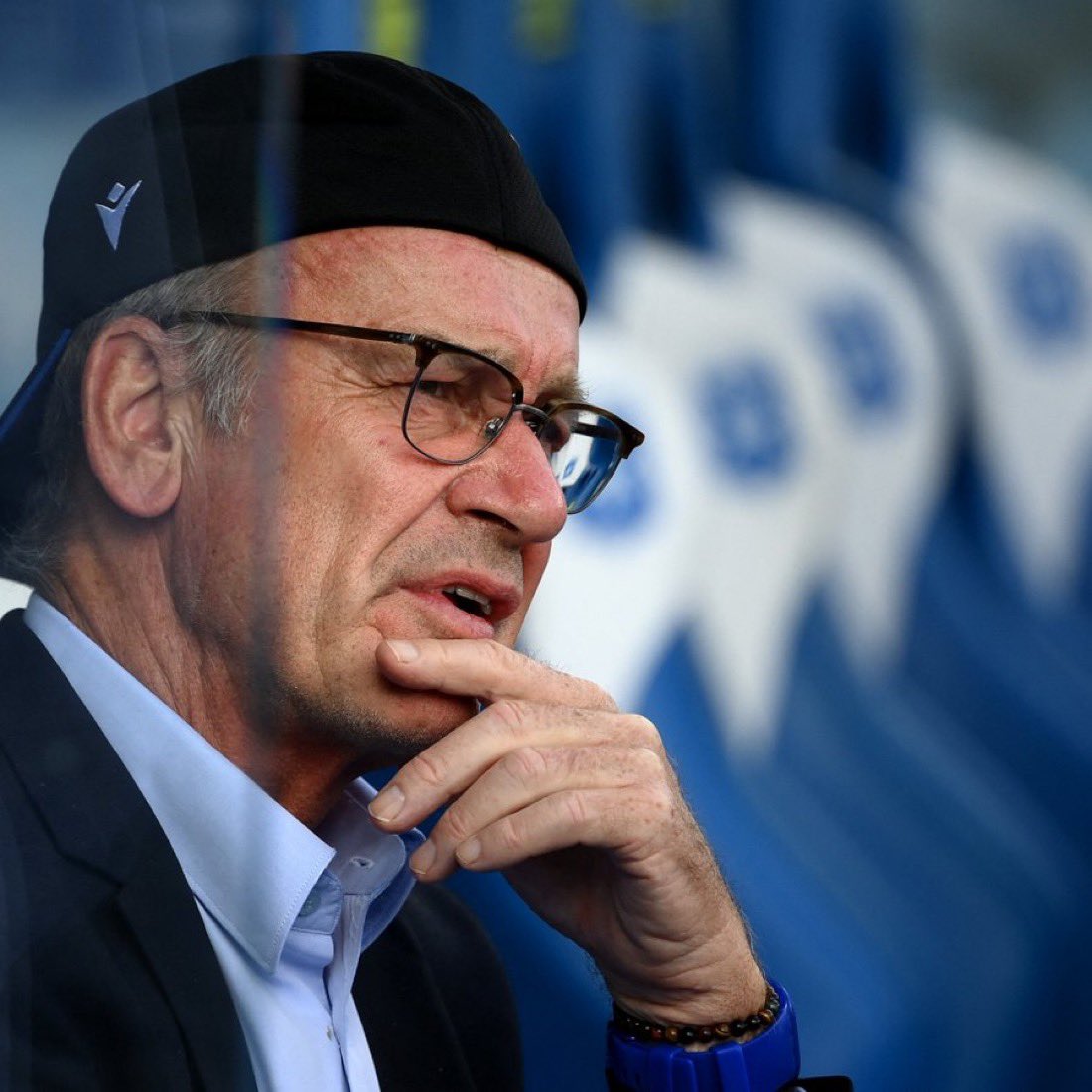 lnstantFoot's tweet photo. Triste nouvelle qui nous parvient aujourd’hui : Jean-Marc Furlan (68 ans) souffre d’une maladie neurodégénérative. ❤️‍🩹😢

Son épouse, Cécile Traverse Furlan, raconte leur quotidien dans un livre à paraître ce jeudi.

La maladie pourrait notamment être liée aux commotions cérébrales subies durant sa carrière de joueur, ainsi qu’à l’intensité de sa longue carrière d’entraîneur.

Énorme force à Jean-Marc Furlan et à tous ses proches dans cette épreuve. 🙏❤️

(@OuestFrance)