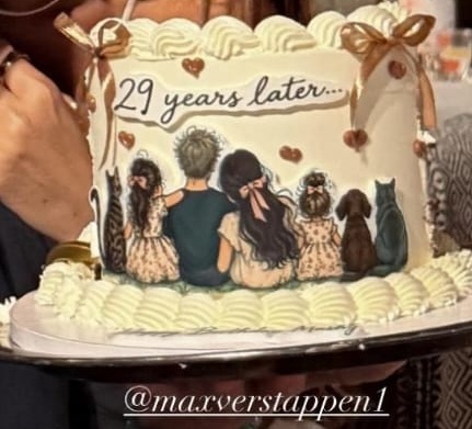 PaddockExposed's tweet photo. Lo raro en el pastel de cumpleaños:

K se presenta con una imagen de “niñita”, su auto percepción demasiado alejada de la realidad

P Kvyat junto a Max y la “hija arcoíris” relegada junto a las mascotas

Sin atribuir intenciones se nota el contraste... 
#wags #f1 #MaxVerxtappen https://t.co/DL52dGhFtx