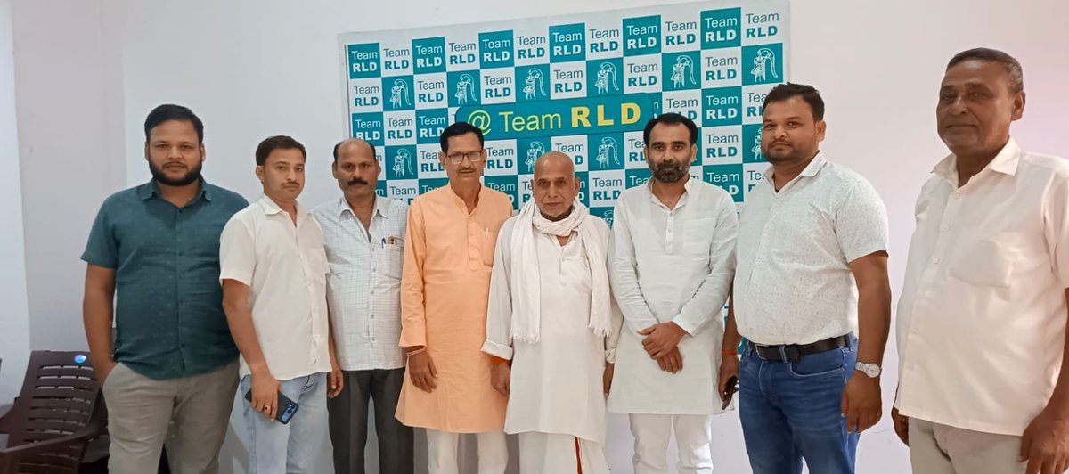 rldsonbhadr's tweet photo. #सोनभद्र 

    आज जिला पार्टी कार्यालय पर। 90 के दशक से पार्टी से जुड़े पुराने सहयोगी श्री धीरेन्द्र राय "मामू" जी का आगमन हुआ। पुनः सक्रिय हो कर पार्टी को मजबूत बनाने की मुहीम में आपका स्वागत एवं अभिनंदन है

@jayantrld
@MalikBirpal
@RajSinghBastiUP 
@PtAnupammishra
@Srikant1966 https://t.co/hcdJLzRk5O