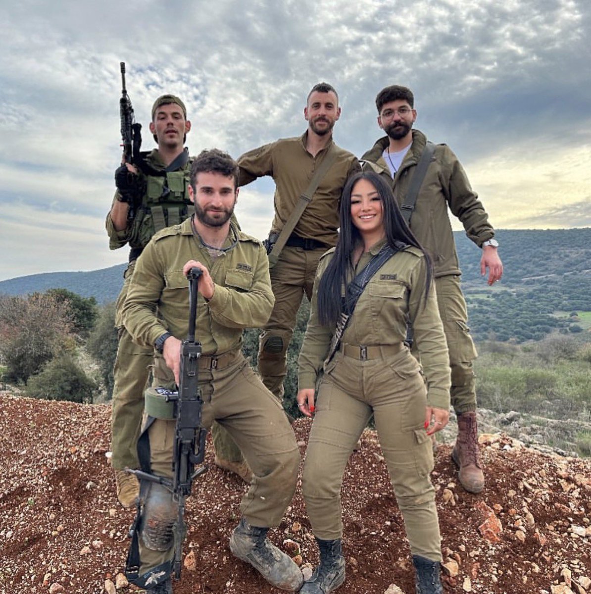 ElizabethD1sxn's tweet photo. Don't Lie

If you support Israel than Give Thumbs-up 👍 to IDF angel's. 🇮🇱 https://t.co/RpbMHytSNa