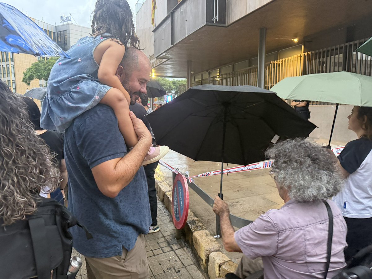 esquerratgn's tweet photo. 🏠 Sortim al carrer per defensar el dret a l’habitatge!

Viure dignament no ha de ser  un privilegi. Cal garantir habitatge assequible a través de polítiques que posin les persones al centre. https://t.co/z8CE7I6N78