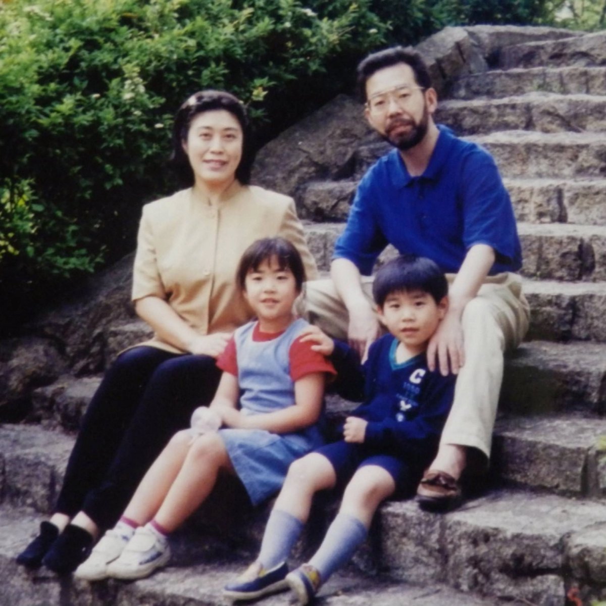creepydotorg's tweet photo. On the night of December 30, 2000, a stranger broke into the Miyazawa family's home in Tokyo and killed all four people inside: father, mother, and their two young children.

But what happened next made this one of the most disturbing cold cases in modern history.

Instead of running, the killer stayed in the house with the bodies. For hours, he walked from room to room.

He ate cups of ice cream from the freezer, drank the family's tea, and treated his own knife wounds with their first-aid supplies. He also logged onto the father's computer to browse the internet.

The killer didn't seem to care about being caught at all. He left his jacket, hat, gloves, and bag behind, and didn't even flush the toilet after using it.

When he finally left, the police found his blood, his fingerprints, his knife, and his DNA.

Since then, more than 280,000 officers have worked on the case. They know his blood type, his estimated height, and even his ancestry.

But more than 25 years later, they still don't know who he is.