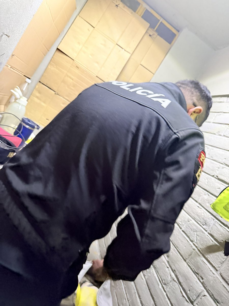 Coquito5c's tweet photo. 🚔👮🏻‍♂️ Me dio verga hasta dejarme temblando y me llenó de leche… ese uniforme debería ser ilegal. 🔥🥵 #Policía #Uniforme #Morbo #Leche #X18 https://t.co/Yy6XvYviTJ