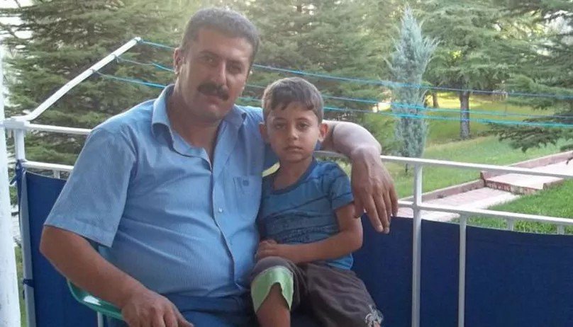 kafkanNs's tweet photo. Ankara gar katliamında hayatını kaybeden Veysel'i ıslıkladınız... 
Sizlerde vicdan ne arar
Döktüğünüz gözyaşlarında bile merhamet yoktur olsa olsa zulüm ve nefret vardı 
Temize çıkarmayın kendinizi https://t.co/HVCQkjpw69